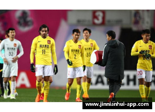 广州恒大惊险战胜大阪樱花，汪昊上演双响遭红牌罚下，凭借主攻优势成功晋级下一轮比赛